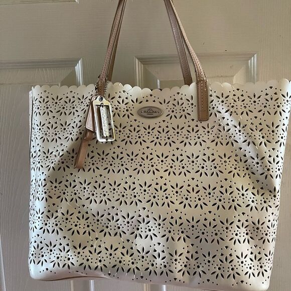 Coach Metro leather pearl eyelet large tote beige straps - Picture 1 of 13